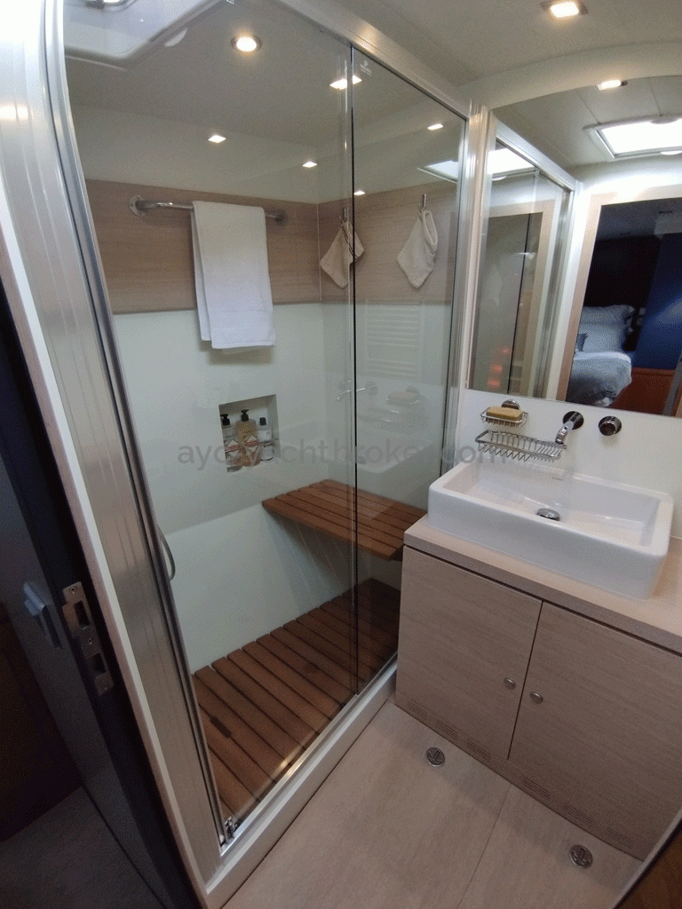 GARCIA YACHT 65 - Private bathroom in the owner's cabin