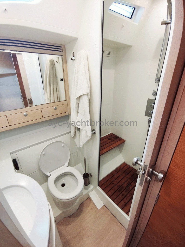 GARCIA YACHT 65 - Private bathroom in the aft port side cabin