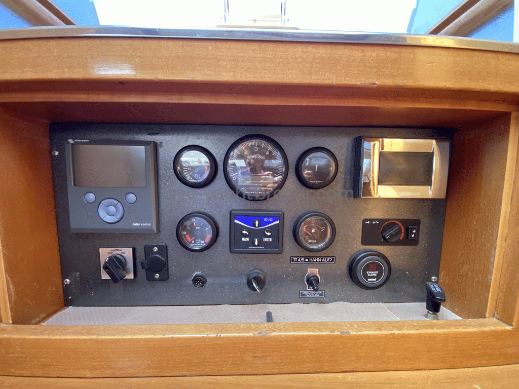 Alliage 48 CC - Control panel at the companionway (engine, batteries controler, heating etc...)