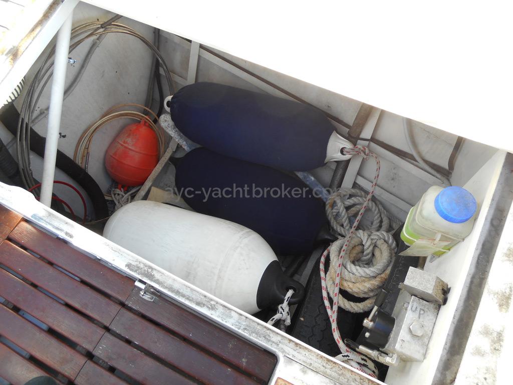 AYC Yachtbroker - OVNI 36 - Cockpit locker