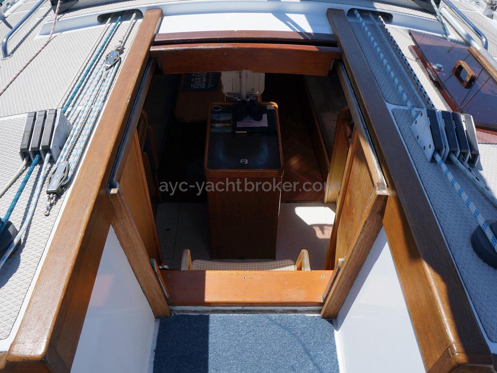 AYC Yachtbroker - OVNI 36 - Companionway