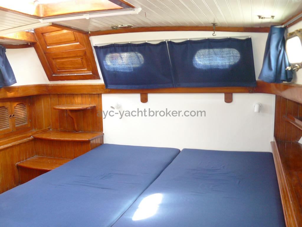 Horizon 70 - Aft master's stateroom - bed and outside access