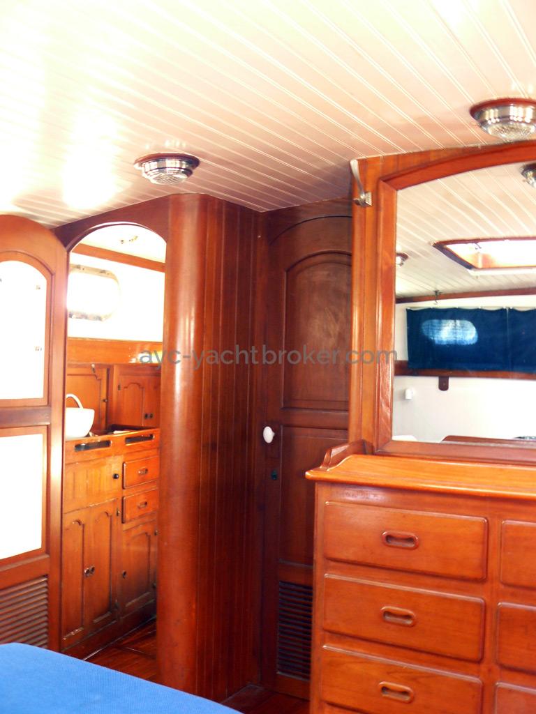 Horizon 70 - Aft master's stateroom - Alleyway and bathromm accesses