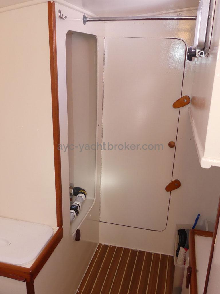 Atlantis 370 - Bathroom and access to the technical zone