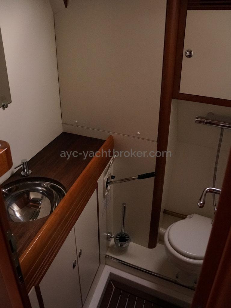 Alliage 48 CC - Forward cabin's private bathroom